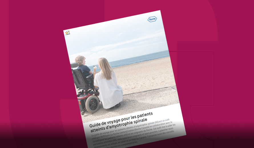 Couverture du guide de voyage pour les patients atteints d’AS. Sur une plage, un garçon en fauteuil roulant et une femme accroupie à ses côtés regardent la mer.