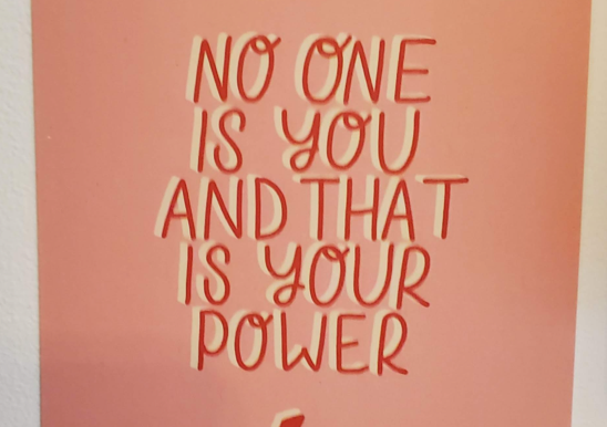 Photo d’une carte sur laquelle on peut lire No one is you and that is your power (« Tu es unique, et c’est là ta force »).