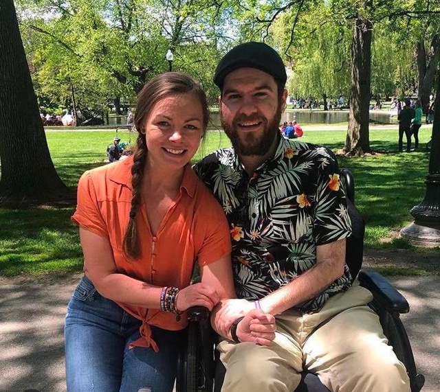 Couple formé d’une personne autonome et d’une personne handicapée assises ensemble