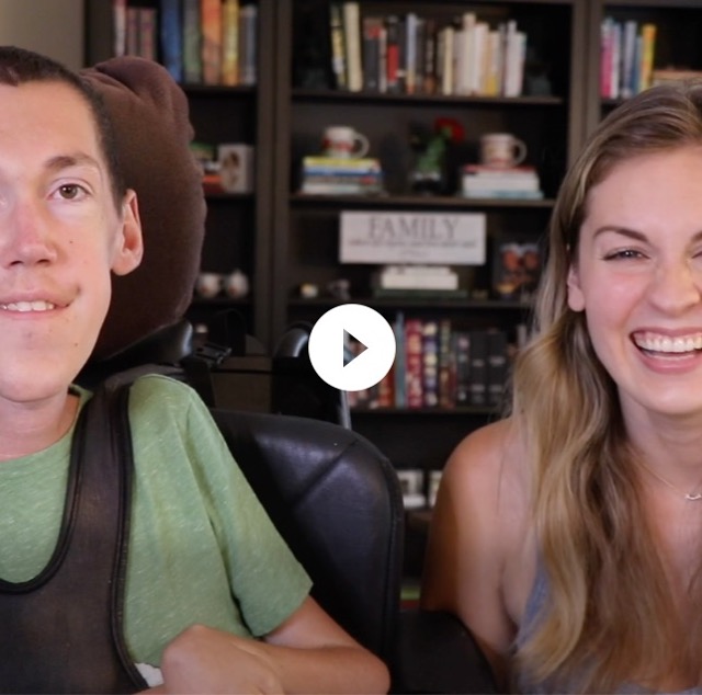 Vidéo de Shane et hannah, qui donnent des conseils en matière de relations. Shane est assis dans son fauteuil roulant, Hannah à ses côtés; tous deux regardent la caméra en souriant.